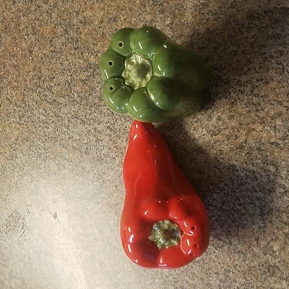 PEPPER'S SALT AND PEPPER SHAKERS - Picture 1 of 4
